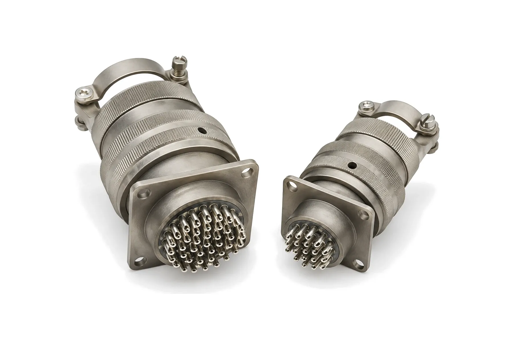 YB I 26482-type bayonet plug with cable clamp and square-flange receptacle